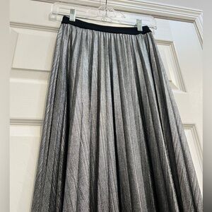 Elie Tahari Size XS Silver Metallic Pleated Skirt